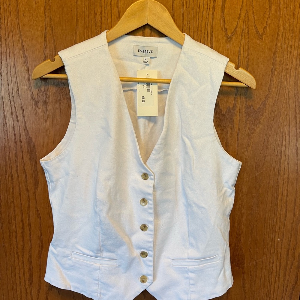 Evereve White Sleeveless Buttoned Fitted Top
